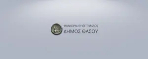 Λογότυπο του Δήμου Θάσου με αρχαίο νόμισμα και την επιγραφή "ΔΗΜΟΣ ΘΑΣΟΥ - MUNICIPALITY OF THASSOS"