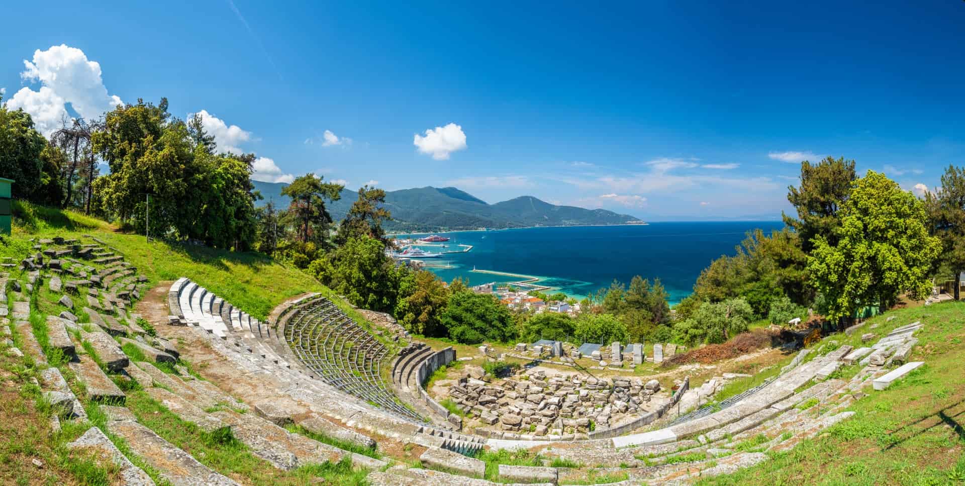 Το Αρχαίο Θέατρο Θάσου με πανοραμική θέα στο λιμάνι και τη θάλασσα.