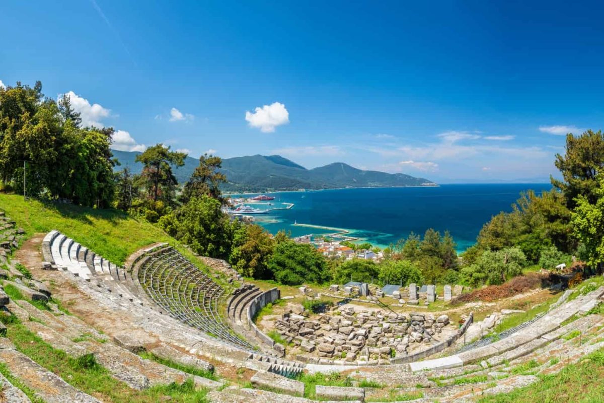 Το Αρχαίο Θέατρο Θάσου με πανοραμική θέα στο λιμάνι και τη θάλασσα.